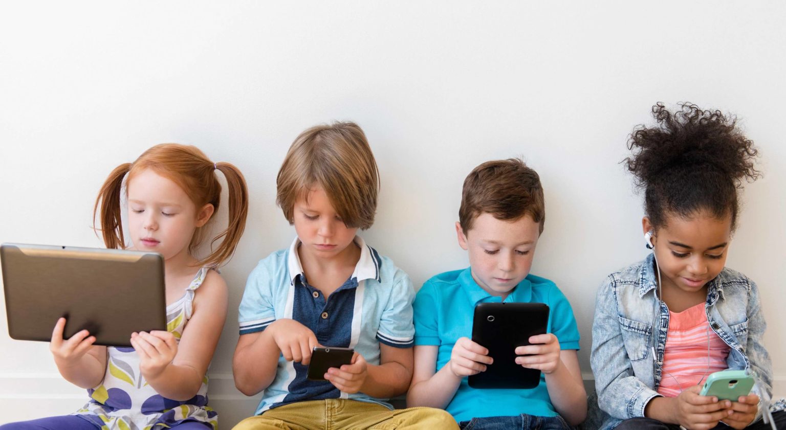 تأثير شاشات الهواتف على إدراك ومستوى ذكاء الأطفال
