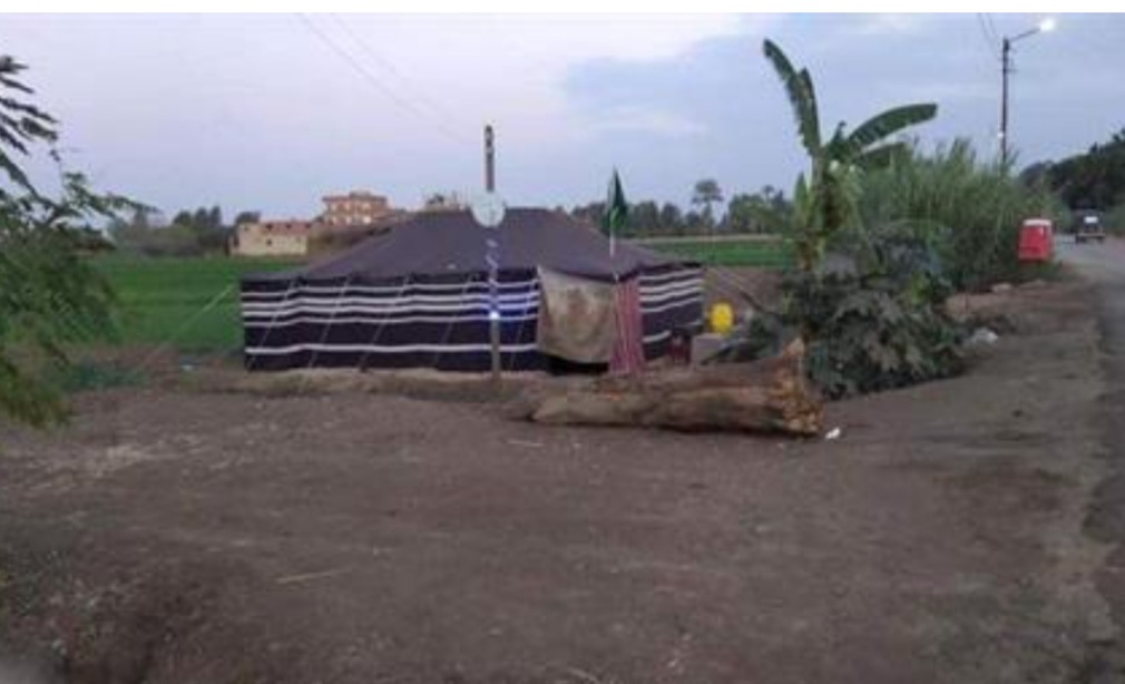 صورة لخيمة عليها العلم السعودي أقامها مصري على أرضه الزراعية بعد عودته لبلاده تلفت الأنظار
